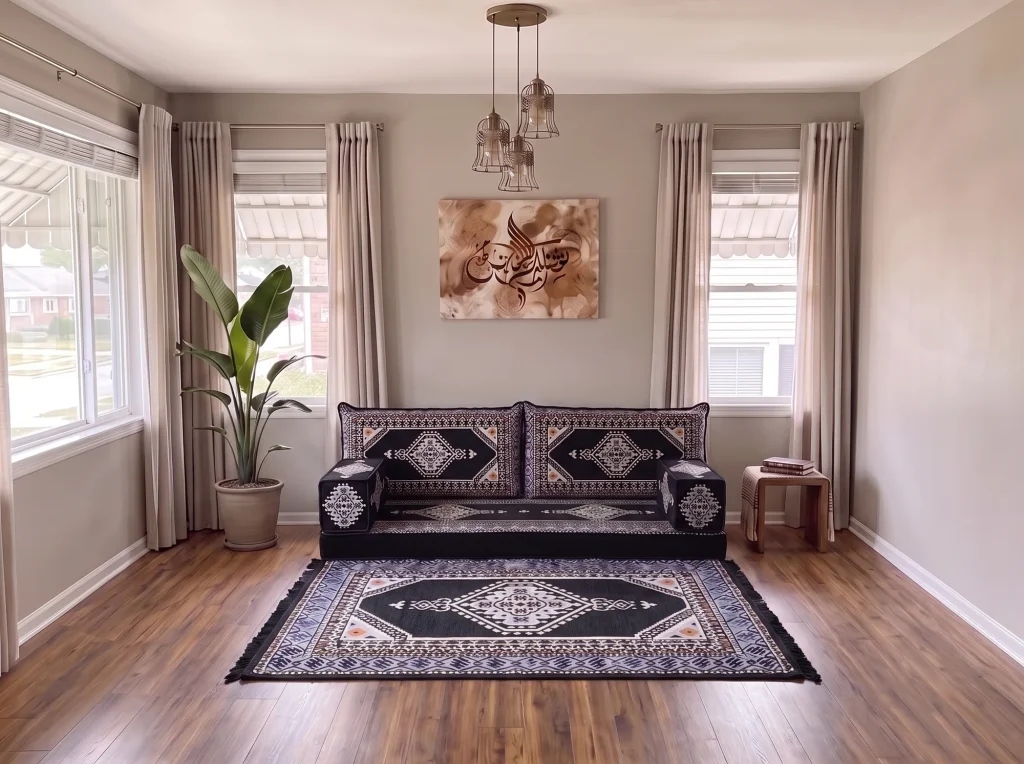 Pencere arasında siyah kilim desenli tek sıra yer minderi ve aynı desende kilim